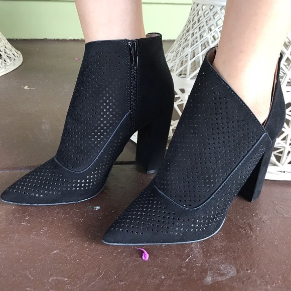 CUTE PERFORATED BOOTIES - Picture 4 of 4